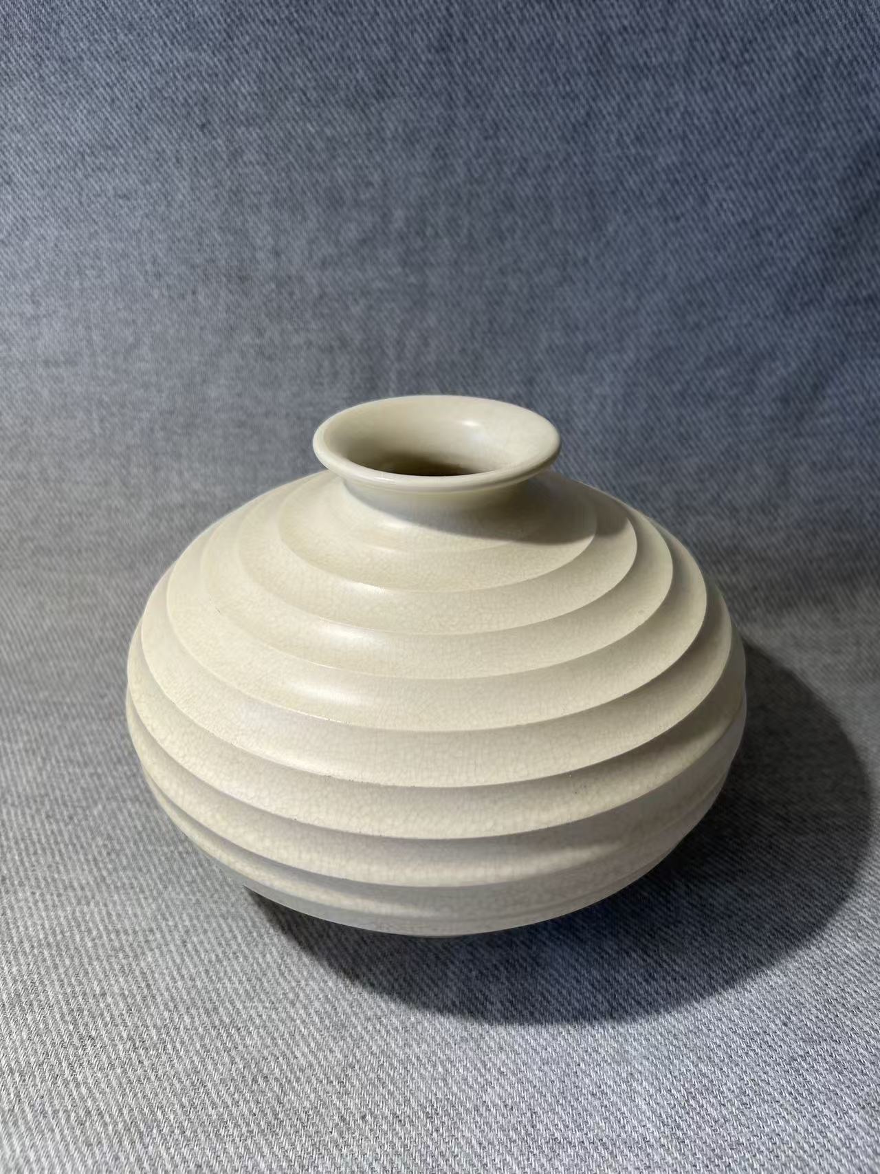 X001 - Keith Murray Wedgwood Moonstone Vase Shape 3988