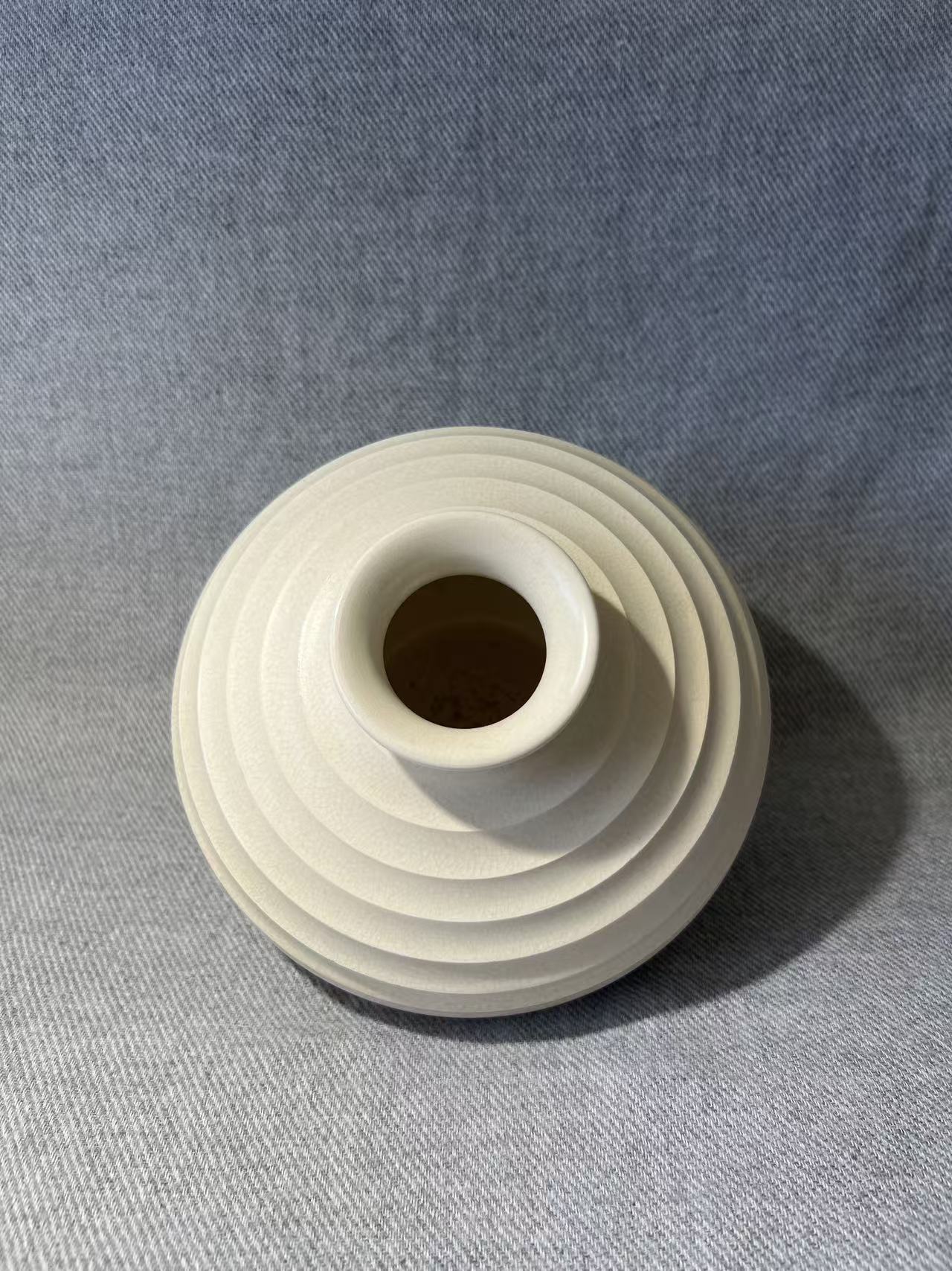 X001 - Keith Murray Wedgwood Moonstone Vase Shape 3988
