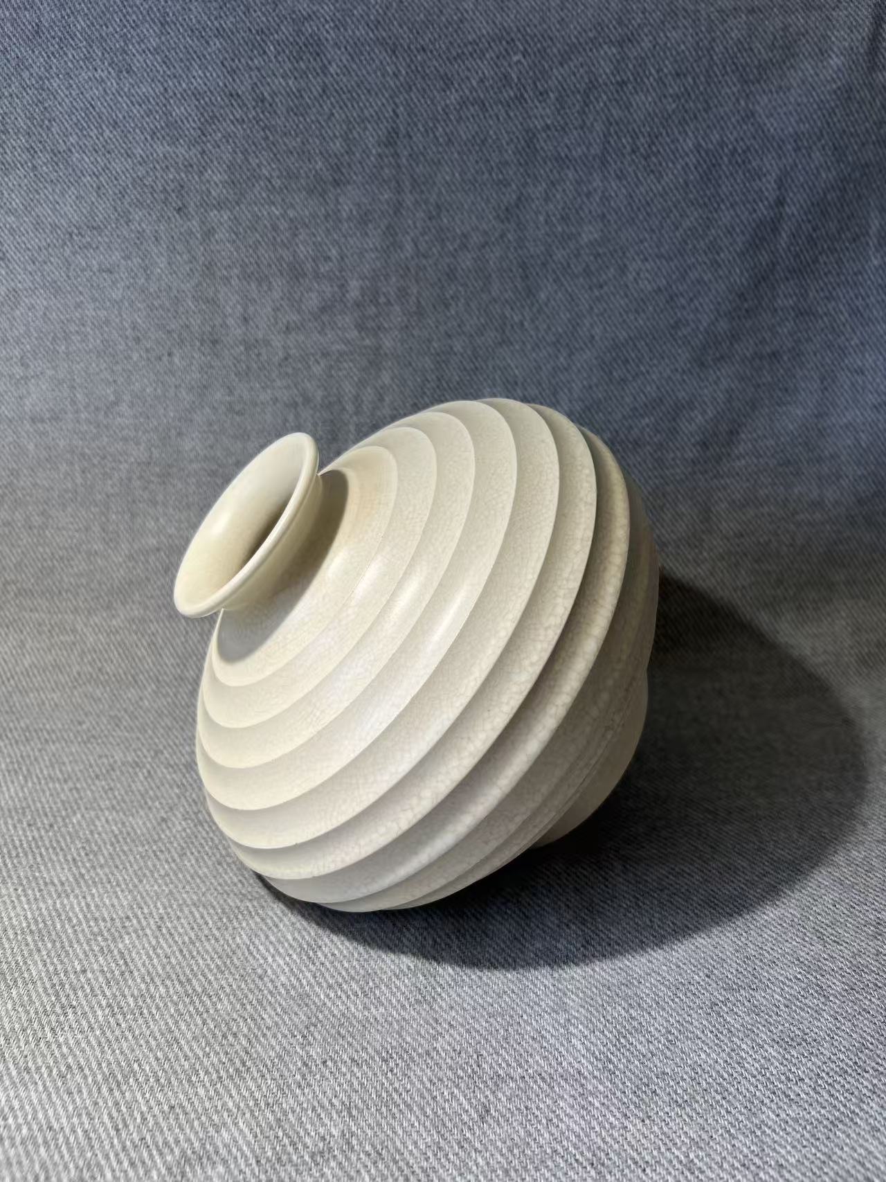 X001 - Keith Murray Wedgwood Moonstone Vase Shape 3988