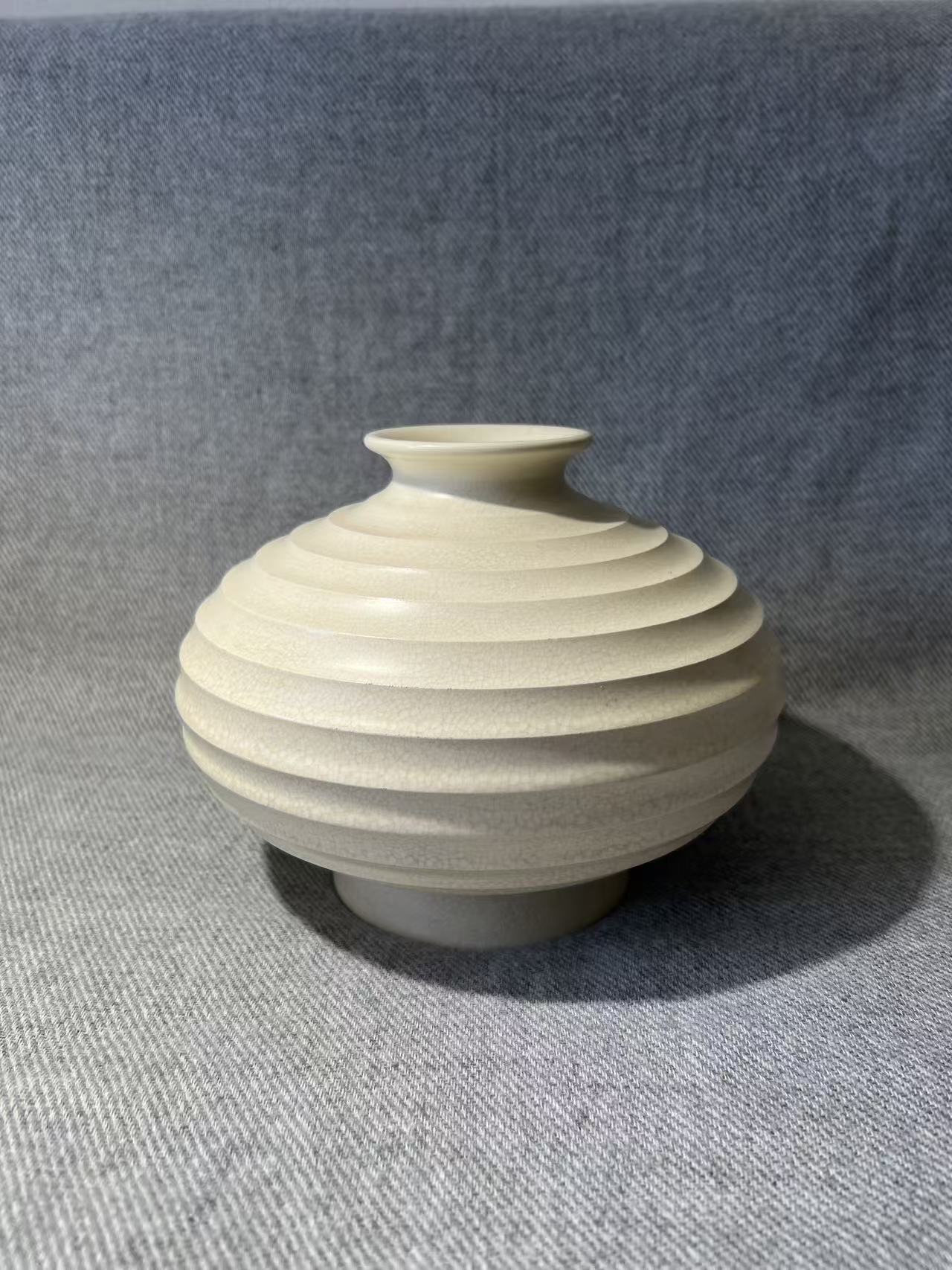 X001 - Keith Murray Wedgwood Moonstone Vase Shape 3988
