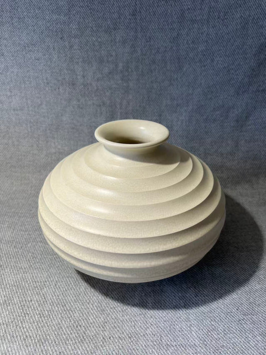 X001 - Keith Murray Wedgwood Moonstone Vase Shape 3988