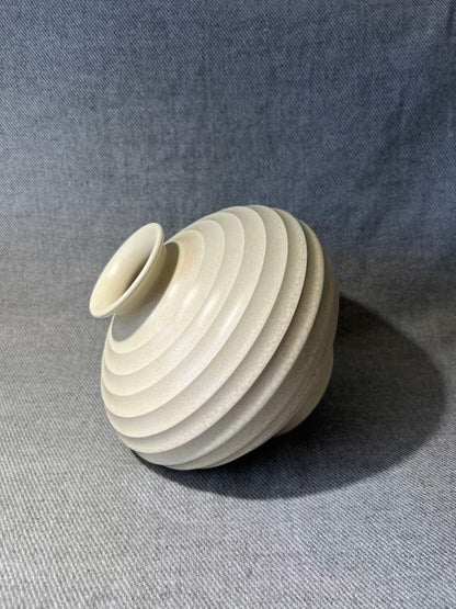 X001 - Keith Murray Wedgwood Moonstone Vase Shape 3988